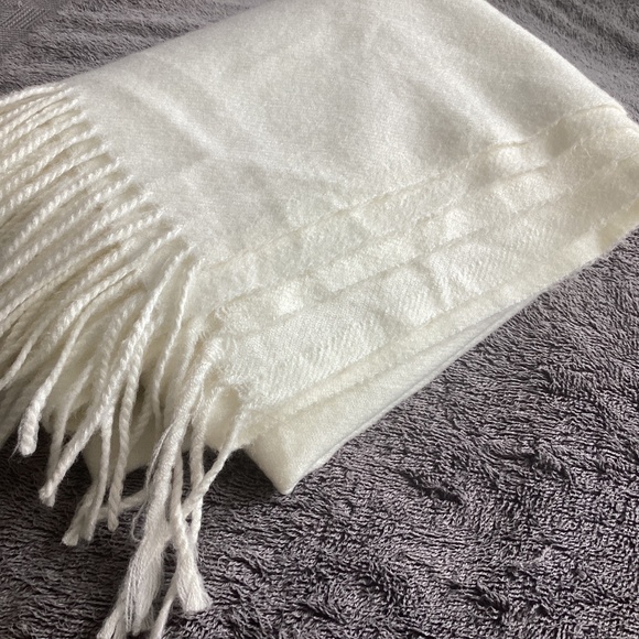 SINÉQUANONE PARIS CASHMERE VISCOSE SILK LARGE FRINGED OFF WHITE CREAM SCARF/WRAP - Picture 10 of 11